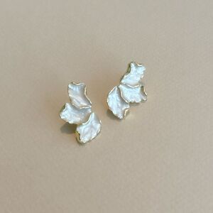White flower earrings N1081